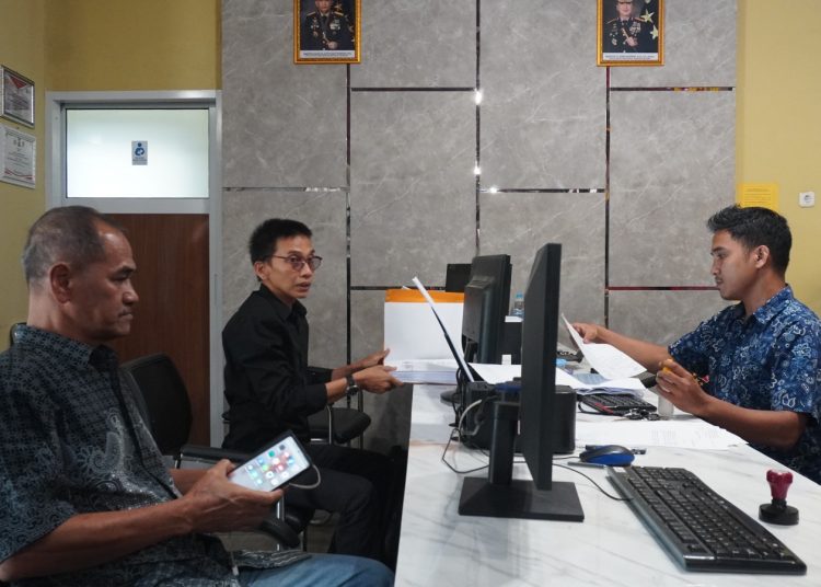 Kuasa Hukum PT BCR, Ricky MZ didampingi Kaharuddin SH, saat membuat laporan ke SPKT Polrestabes Palembang, Jumat (14/8/2026). (fornews.co/ist)