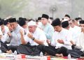 Gubernur Sumsel, Herman Deru bersama warga saat Salat Istisqa, di halaman Rumah Dinas Gubernur Sumsel Griya Agung, Selasa (25/8/2026). (fornews.co/ist)
