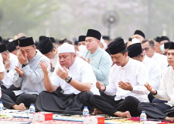 Gubernur Sumsel, Herman Deru bersama warga saat Salat Istisqa, di halaman Rumah Dinas Gubernur Sumsel Griya Agung, Selasa (25/8/2026). (fornews.co/ist)