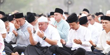 Gubernur Sumsel, Herman Deru bersama warga saat Salat Istisqa, di halaman Rumah Dinas Gubernur Sumsel Griya Agung, Selasa (25/8/2026). (fornews.co/ist)