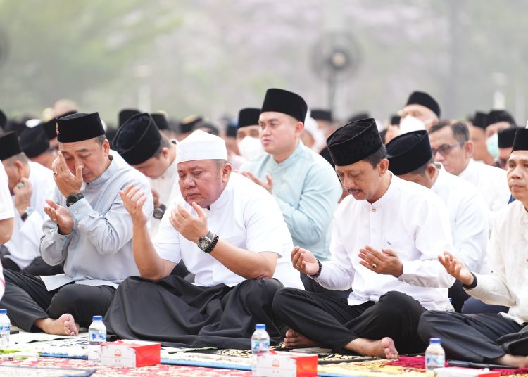 Gubernur Sumsel, Herman Deru bersama warga saat Salat Istisqa, di halaman Rumah Dinas Gubernur Sumsel Griya Agung, Selasa (25/8/2026). (fornews.co/ist)