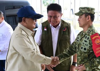 Presiden Prabowo Subianto bersama Gubernur Sumsel, Herman Deru dan Pangdam II/Sriwijaya, Mayor Jenderal TNI Ujang Darwis, saat tiba di Palembang, pada Senin (24/8/2026). (fornews.co/ist)