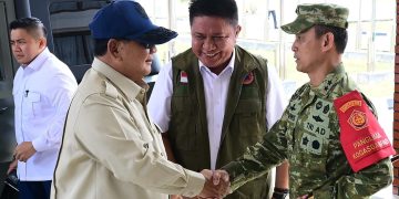 Presiden Prabowo Subianto bersama Gubernur Sumsel, Herman Deru dan Pangdam II/Sriwijaya, Mayor Jenderal TNI Ujang Darwis, saat tiba di Palembang, pada Senin (24/8/2026). (fornews.co/ist)