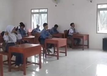 Pelajar SMAN Ketapat Bening, Kabupaten Muratara, pada satu kegiatan belajar mengajar di ruangan yang nyaman beberapa hari lalu. (fornews.co/ist)
