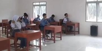 Pelajar SMAN Ketapat Bening, Kabupaten Muratara, pada satu kegiatan belajar mengajar di ruangan yang nyaman beberapa hari lalu. (fornews.co/ist)