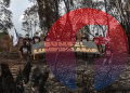 Sejumlah aktivis lingkungan WALHI Sumsel membentangkan spanduk di belas kebakaran lahan di Dusun 3, Desa Arisan Jaya, Kecamatan Pemulutan Barat, Kabupaten Ogan lir, Sumsel, Jumat (14/8/2026). (fornews.co/foto: Mushaful Imam)