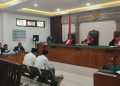 Terdakwa Kholizol Tamhulis dan Raga Alan Sakti saat mendengarkan JPU membacakan amar tuntutan di Pengadilan Tipikor pada PN Palembang, Senin (24/8/2026). (fornews.co/ist)