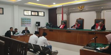 Terdakwa Kholizol Tamhulis dan Raga Alan Sakti saat mendengarkan JPU membacakan amar tuntutan di Pengadilan Tipikor pada PN Palembang, Senin (24/8/2026). (fornews.co/ist)