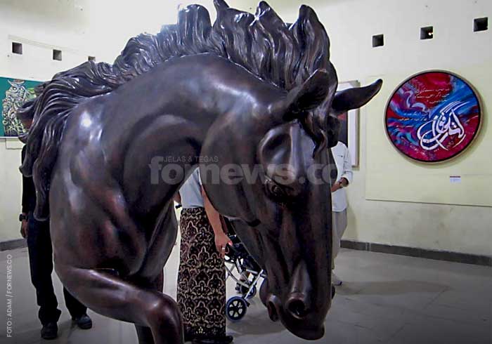 PATUNG kuda karya Hery Maizul turut dipamerkan di Bale Gadeng, Sagan. (foto fornews.co/adam)