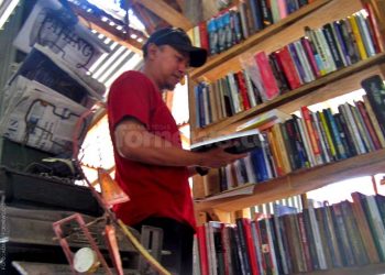 RUANG buku menjadi salah satu konsep semacam warmindo Tegal Pakel, Sleman, yang diminati pengunjung. (foto fornews.co/adam)