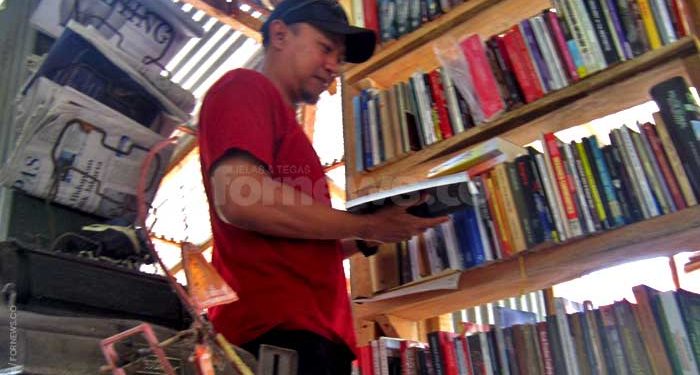 RUANG buku menjadi salah satu konsep semacam warmindo Tegal Pakel, Sleman, yang diminati pengunjung. (foto fornews.co/adam)