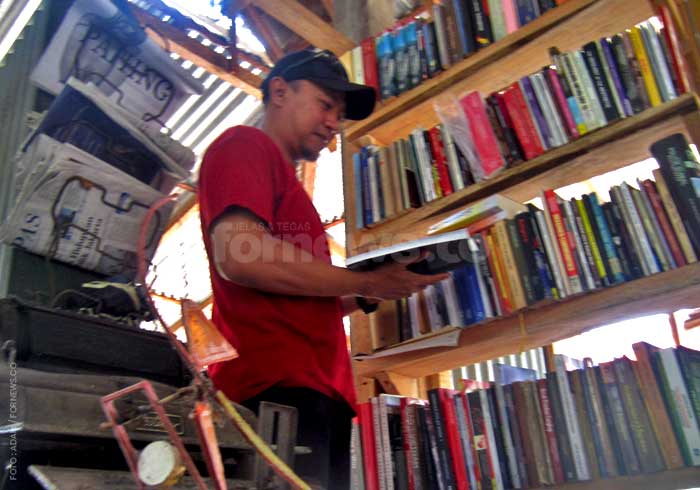 RUANG buku menjadi salah satu konsep semacam warmindo Tegal Pakel, Sleman, yang diminati pengunjung. (foto fornews.co/adam)