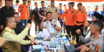 Gubernur Sumsel Herman Deru dan Ketua DPRD Sumsel, Andie Dinialdie saat meninjau Posko Satgas karhutla di Kantor BPBD Kabupaten OKU Selatan, Muara Dua, Sabtu (19/9/2026). (fornews.co/foto: ist)