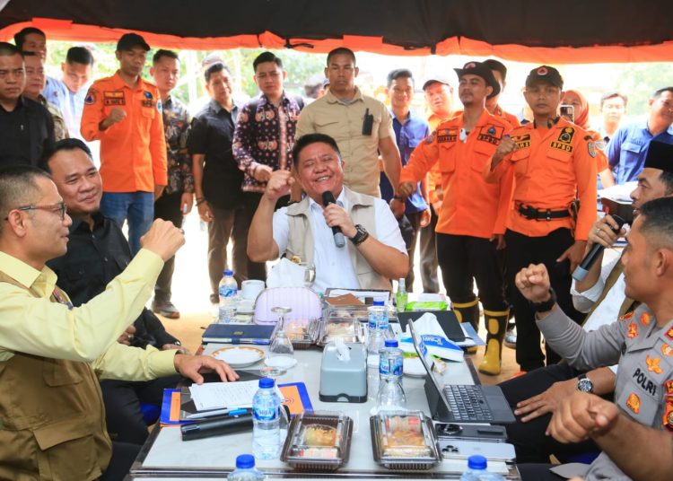 Gubernur Sumsel Herman Deru dan Ketua DPRD Sumsel, Andie Dinialdie saat meninjau Posko Satgas karhutla di Kantor BPBD Kabupaten OKU Selatan, Muara Dua, Sabtu (19/9/2026). (fornews.co/foto: ist)