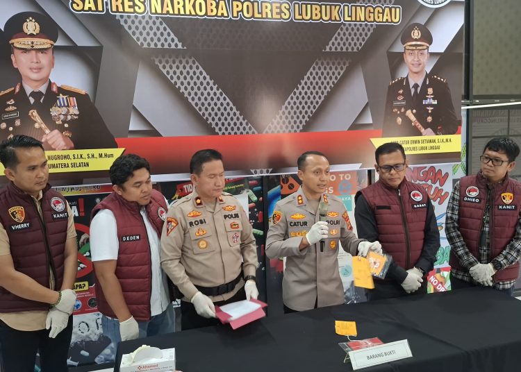 Kapolres Lubuklinggau AKBP Catur Erwin Setiawan saat memberikan keterangan kepada awak media pada konferensi pers di Mapolres Lubuklinggau, Selasa (22/9/2026). (fornews.co/ist)