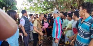 Jasat korban Rapi Pratama saat dievakuasi setelah ditemukan Tim SAR Gabungan di wilayah Desa Sukanegara, OKU Timur, Rabu (23/9/2026). (fornews.co/ist)
