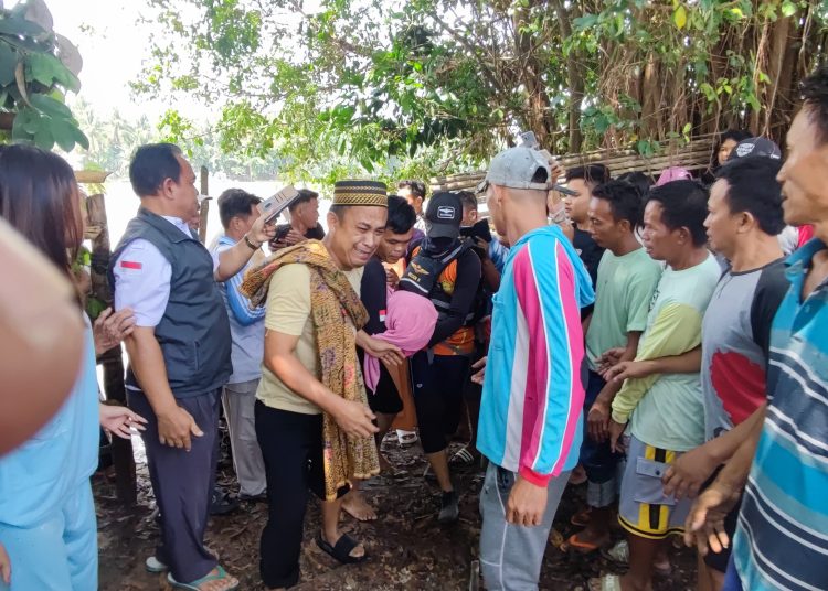 Jasat korban Rapi Pratama saat dievakuasi setelah ditemukan Tim SAR Gabungan di wilayah Desa Sukanegara, OKU Timur, Rabu (23/9/2026). (fornews.co/ist)