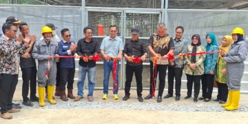 Plt Kepala DLH Muba, M Thabrani Rizki, CEO Yayasan CARE Peduli, Dr Abdul Wahib Situmorang dan saat meresmikan Maggot Center di kompleks TPA DLH Simpang B2, Kecamatan Sungai Lilin, Muba, Kamis (24/9/2026). (fornews.co/ist)