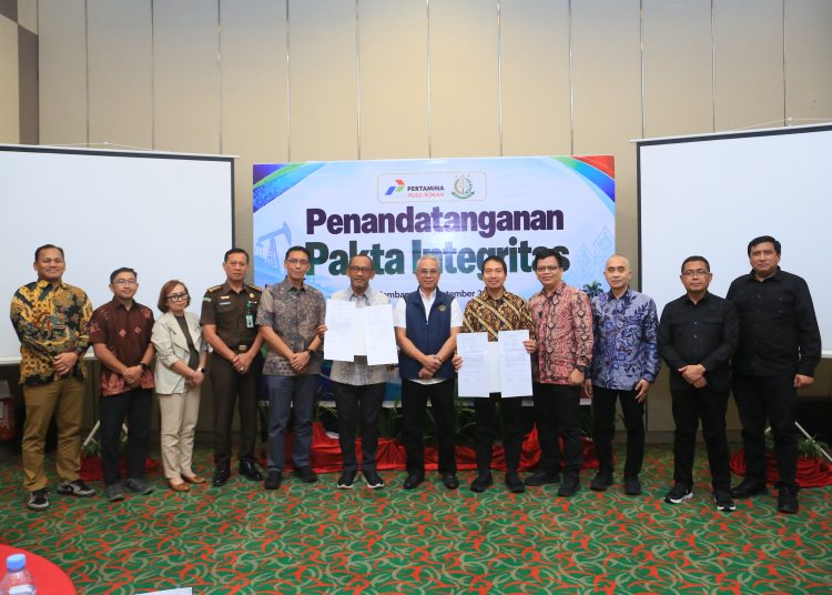 PHR dan Kejagung usai penandatanganan Pakta Integritas Pengamanan Pembangunan Strategis terkait Kerja Sama Produksi Sumur Minyak BKU di Lingkungan PT Pertamina Hulu Energi – Wilayah Regional 1 Sumatera, di Palembang, Kamis (24/9/2026). (fornews.co/ist)