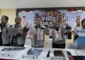 Kabid Humas Polda Sumsel, Kombes Pol Nandang Mu’min Wijaya saat menunjukan barang bukti pada pers rilis di Mapolda Sumsel, Jumat (18/92026). (fornews.co/foto: ist)