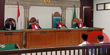 Majelis Hakim membacakan amar putusan dihadapan terdakwa Kholizol Tamhulis dan Raga Alan Sakti pada sidang dengan agenda putusan di PN Palembang Kelas 1A Khusus, Senin (21/9/2026). (fornews.co/foto: Sidratul Muntaha)