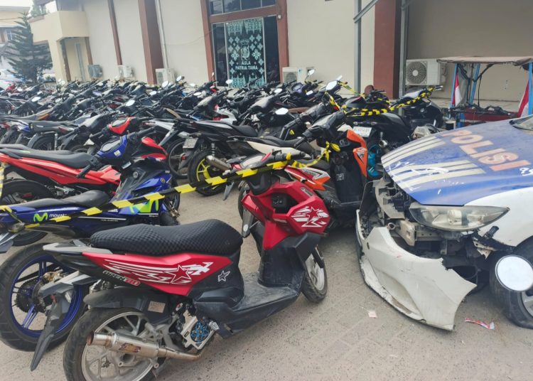 Hasil patroli KRYD pada Sabtu dan Minggu malam kemarin, Polrestabes Palembang mengangkut 107 sepeda motor dengan knalpot brong.(fornews.co/ist)