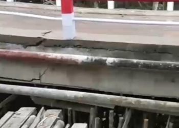 Jembatan Perintis Garuda Merah Putih di Desa Campursari, Musi Rawas, mengalami kerusakan setelah dilintasi truk tronton bermuatan alat berat dengan total tonase mencapai 36 ton, pada Kamis (24/9/2026) malam lalu. (fornews.co/tangkap layar)