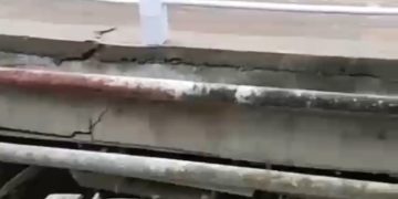 Jembatan Perintis Garuda Merah Putih di Desa Campursari, Musi Rawas, mengalami kerusakan setelah dilintasi truk tronton bermuatan alat berat dengan total tonase mencapai 36 ton, pada Kamis (24/9/2026) malam lalu. (fornews.co/tangkap layar)