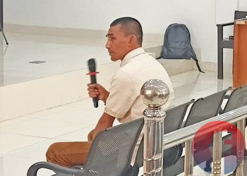 Suasana tersangka Abi Nurwardani saat memberi kesaksian pada sidang perkara dugaan korupsi pengadaan Chromebook dan Smart Board di Disdikbud Muara Enim di PN Palembang Kelas 1A Khusus, Selasa (29/9/2026). (fornews.co/Sidratul Muntaha)