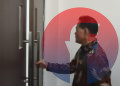 Bupati Muara Enim nonaktif, Edison, saat hendak masuk ruang sidang perkara dugaan korupsi pengadaan Chromebook dan Smart Board di Disdikbud Muara Enim, di PN Palembang Kelas 1A Khusus, Rabu (30/9/2026). (fornews.co/Sidratul Muntaha)