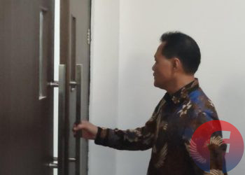 Bupati Muara Enim nonaktif, Edison, saat hendak masuk ruang sidang perkara dugaan korupsi pengadaan Chromebook dan Smart Board di Disdikbud Muara Enim, di PN Palembang Kelas 1A Khusus, Rabu (30/9/2026). (fornews.co/Sidratul Muntaha)