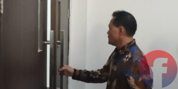 Bupati Muara Enim nonaktif, Edison, saat hendak masuk ruang sidang perkara dugaan korupsi pengadaan Chromebook dan Smart Board di Disdikbud Muara Enim, di PN Palembang Kelas 1A Khusus, Rabu (30/9/2026). (fornews.co/Sidratul Muntaha)