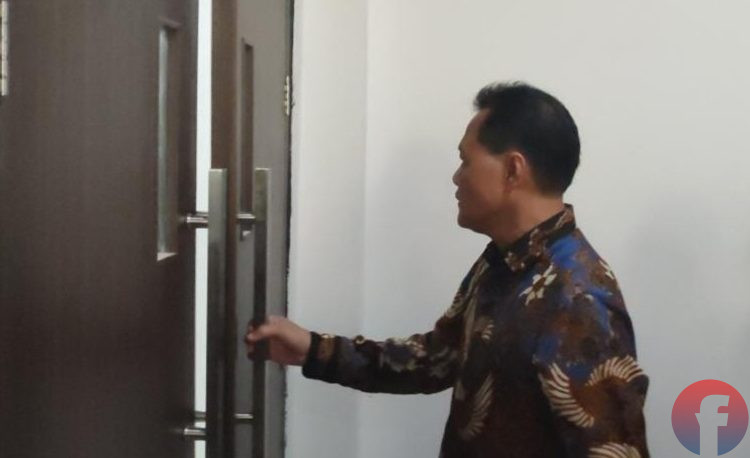 Bupati Muara Enim nonaktif, Edison, saat hendak masuk ruang sidang perkara dugaan korupsi pengadaan Chromebook dan Smart Board di Disdikbud Muara Enim, di PN Palembang Kelas 1A Khusus, Rabu (30/9/2026). (fornews.co/Sidratul Muntaha)