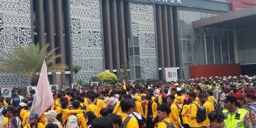 Mahasiswa Unsri saat melakukan aksi di Kantor Gubernur Sumsel, menyikapi lambannya penanganan karhutla, Senin (5/10/2026). (fornews.co/ist)