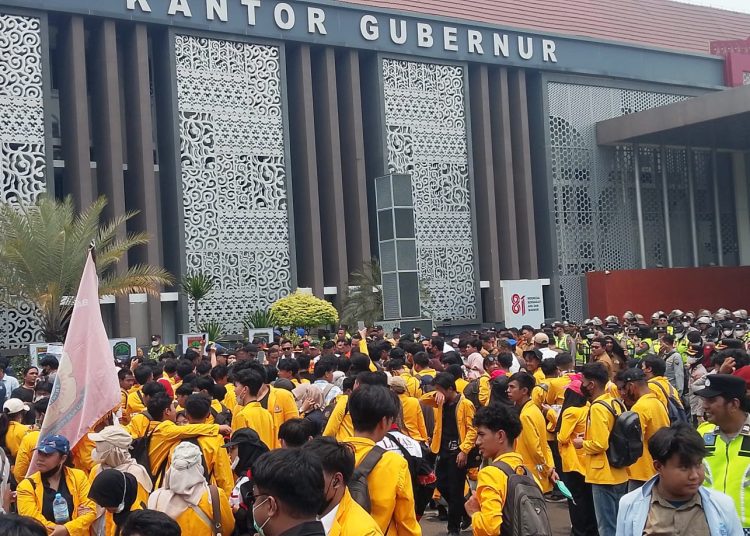 Mahasiswa Unsri saat melakukan aksi di Kantor Gubernur Sumsel, menyikapi lambannya penanganan karhutla, Senin (5/10/2026). (fornews.co/ist)