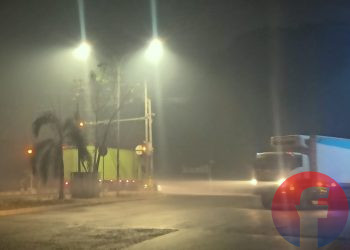 Kondisi kabut asap pekat dampak karhutla di Kota Palembang di pertigaan lampu merah Jalan Soekarno Hatta, Minggu (4/10/2026) malam. (fornews.co/foto: Sidratul Muntaha)