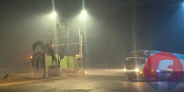 Kondisi kabut asap pekat dampak karhutla di Kota Palembang di pertigaan lampu merah Jalan Soekarno Hatta, Minggu (4/10/2026) malam. (fornews.co/foto: Sidratul Muntaha)