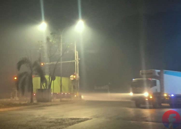 Kondisi kabut asap pekat dampak karhutla di Kota Palembang di pertigaan lampu merah Jalan Soekarno Hatta, Minggu (4/10/2026) malam. (fornews.co/foto: Sidratul Muntaha)
