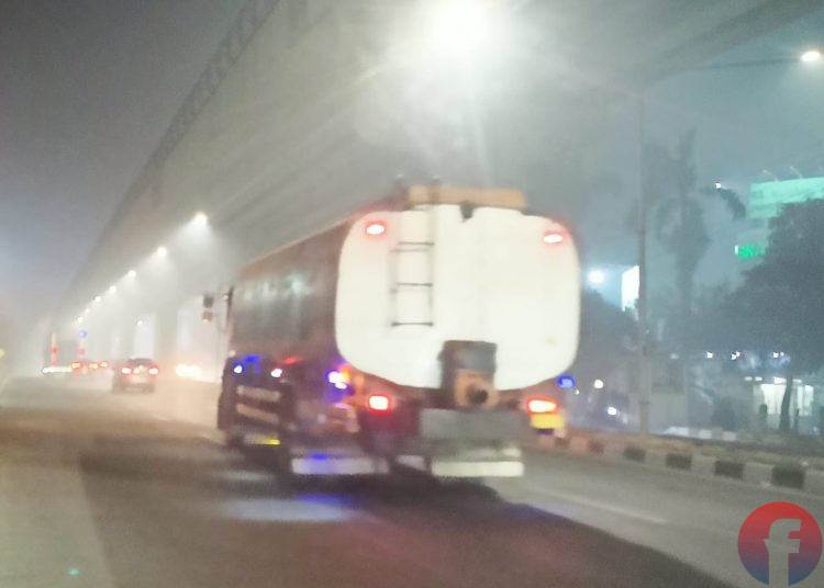 Kabut asap yang pekat masih menyelimuti Kota Palembang akibat karhutla disejumlah daerah, Selasa (6/10/2026) malam (fornews.co/foto: Sidratul Muntaha)