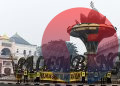 Relawan Tim Cegah Api, saat mengirim pesan 'Belum Merdeka dari Asap' dan 'Udara Bersih adalah Hak' di depan Jembatan Ampera, pada Rabu, (7/10/2026). (fornews.co/foto: Mushaful Imam)