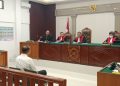 Terdakwa Indrullah Mukhlis saat mendengarkan JPU Kejati Sumsel membacakan dakwaan, pada sidang di PN Kelas 1A Khusus Palembang, Rabu (14/10/2026).(fornews.co/ist)