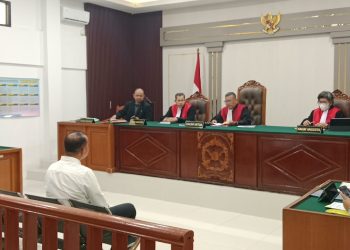 Terdakwa Indrullah Mukhlis saat mendengarkan JPU Kejati Sumsel membacakan dakwaan, pada sidang di PN Kelas 1A Khusus Palembang, Rabu (14/10/2026).(fornews.co/ist)