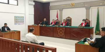 Terdakwa Indrullah Mukhlis saat mendengarkan JPU Kejati Sumsel membacakan dakwaan, pada sidang di PN Kelas 1A Khusus Palembang, Rabu (14/10/2026).(fornews.co/ist)