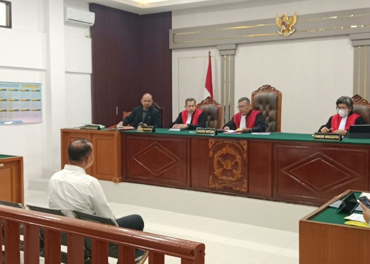 Terdakwa Indrullah Mukhlis saat mendengarkan JPU Kejati Sumsel membacakan dakwaan, pada sidang di PN Kelas 1A Khusus Palembang, Rabu (14/10/2026).(fornews.co/ist)
