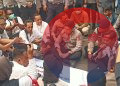 Kapolda Sumsel, Irjen Pol Rony Samtana duduk bersama massa Koalisi Pers Sumsel, di depan gerbang Mapolda Sumsel, Kamis (15/10/2026). (fornews.co/foto: Sidratul Muntaha)