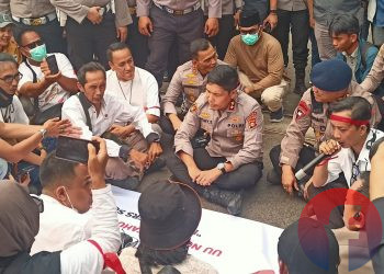 Kapolda Sumsel, Irjen Pol Rony Samtana duduk bersama massa Koalisi Pers Sumsel, di depan gerbang Mapolda Sumsel, Kamis (15/10/2026). (fornews.co/foto: Sidratul Muntaha)