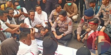 Kapolda Sumsel, Irjen Pol Rony Samtana duduk bersama massa Koalisi Pers Sumsel, di depan gerbang Mapolda Sumsel, Kamis (15/10/2026). (fornews.co/foto: Sidratul Muntaha)