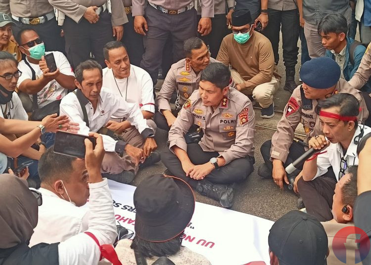 Kapolda Sumsel, Irjen Pol Rony Samtana duduk bersama massa Koalisi Pers Sumsel, di depan gerbang Mapolda Sumsel, Kamis (15/10/2026). (fornews.co/foto: Sidratul Muntaha)