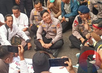 Massa aksi dari Koalisi Pers Sumsel saat ditemui Kapolda Sumsel, Irjen Pol Rony Samtana, usai peristiwa pengeroyokan dua jurnalis di depan Mapolda Sumsel beberapa waktu lalu. (fornews.co/foto: Sidratul Muntaha)