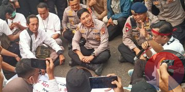 Massa aksi dari Koalisi Pers Sumsel saat ditemui Kapolda Sumsel, Irjen Pol Rony Samtana, usai peristiwa pengeroyokan dua jurnalis di depan Mapolda Sumsel beberapa waktu lalu. (fornews.co/foto: Sidratul Muntaha)